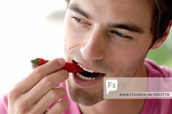 Mann  rot  jung  Peperoni  essen  essend  isst