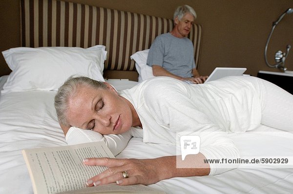hinter Senior Senioren benutzen Frau Mann Notebook Bett schlafen