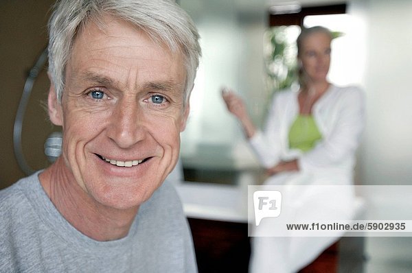 Senior Senioren Portrait Frau Mann lächeln Hintergrund