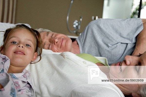 liegend liegen liegt liegendes liegender liegende daliegen Portrait Bett Großeltern Mädchen