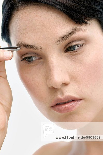 Frau  jung  Augenbraue  Augenbrauen zupfen  Augenbrauen entfernen