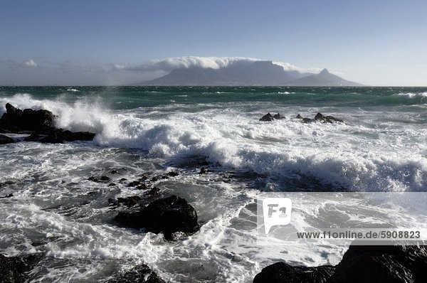 Südliches Afrika  Südafrika  hoch  oben  Felsbrocken  Wasserwelle  Welle  Meer  Ansicht  Flachwinkelansicht  zerbrechen brechen  bricht  brechend  zerbrechend  zerbricht  Western Cape  Westkap  Winkel  Kapstadt