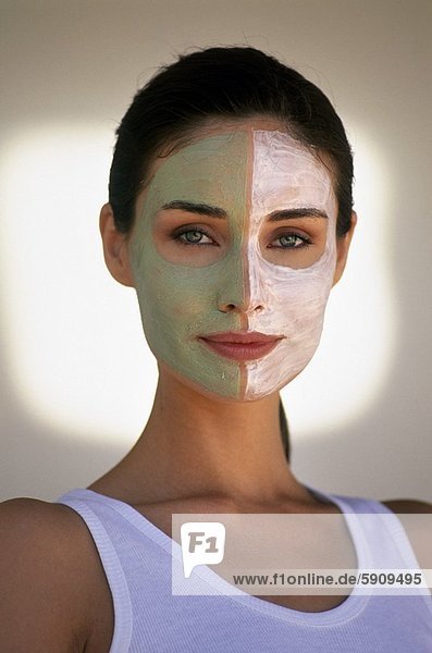Portrait einer jungen Frau mit einer Gesichtsmaske