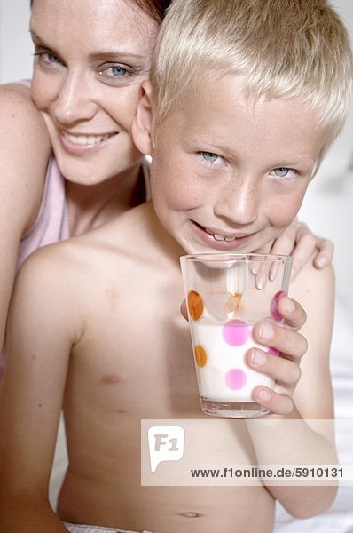 Portrait  Glas  Junge - Person  halten  Mutter - Mensch  Milch