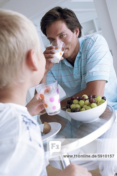 Mann  Glas  Sohn  halten  Mittelpunkt  trinken  Erwachsener  Milch