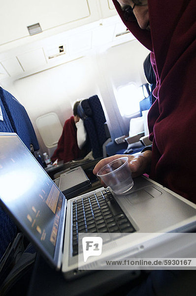 Flugzeug  benutzen  Mann  Notebook  Close-up  close-ups  close up  close ups  reifer Erwachsene  reife Erwachsene