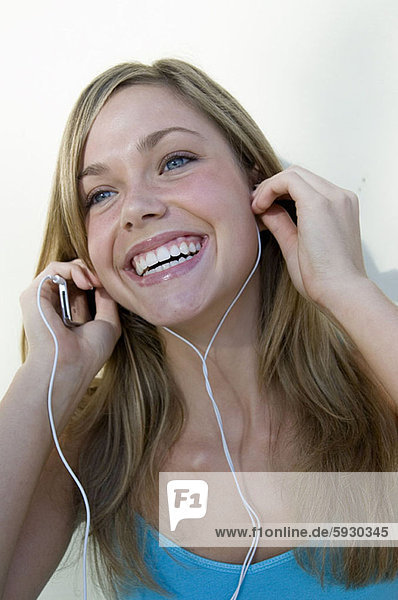 Frau  zuhören  lächeln  Spiel  Close-up  close-ups  close up  close ups  jung  MP3-Player  MP3 Spieler  MP3 Player  MP3-Spieler