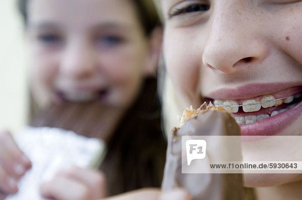 Portrait  Schokolade  essen  essend  isst  Mädchen  Freund