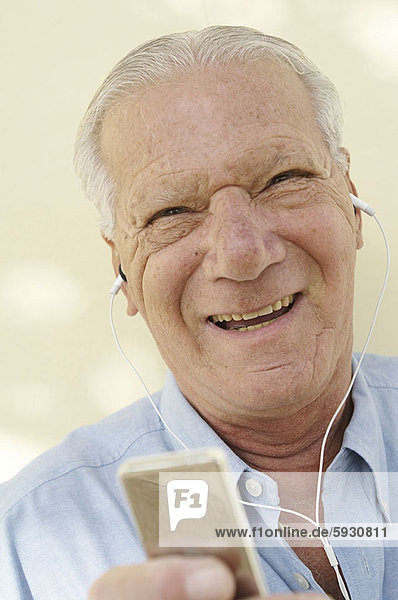 Senior  Senioren  Portrait  Mann  zuhören  Spiel  MP3-Player  MP3 Spieler  MP3 Player  MP3-Spieler