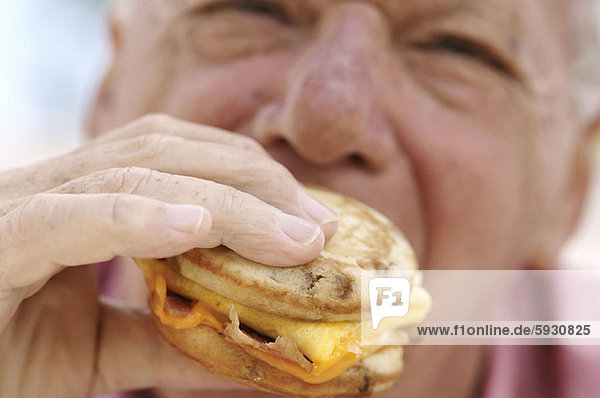 Senior  Senioren  Portrait  Mann  Hamburger  essen  essend  isst