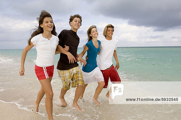 Jugendlicher  Strand  Junge - Person  rennen  halten  2  Mädchen