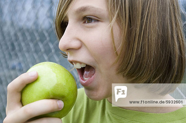 Jugendlicher  Junge - Person  grün  Close-up  close-ups  close up  close ups  Apfel  essen  essend  isst
