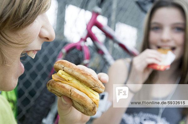 Jugendlicher  Junge - Person  Close-up  close-ups  close up  close ups  Hamburger  essen  essend  isst  Mädchen