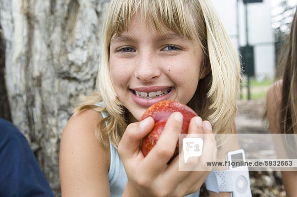Portrait  Jugendlicher  halten  Apfel  Mädchen