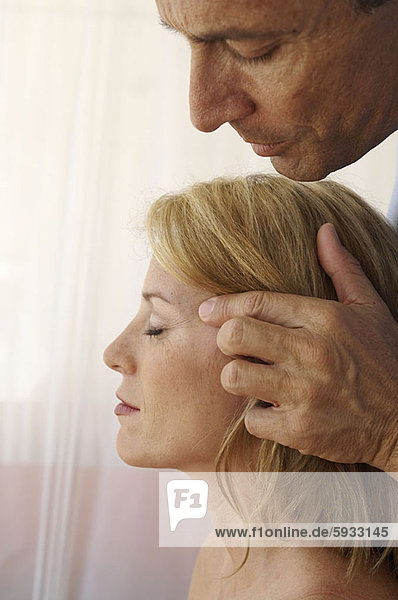 Profil  Profile  Frau  Mann  Massage  Mittelpunkt  Seitenansicht  Erwachsener  bekommen