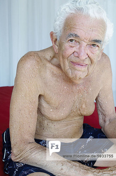 sitzend  Senior  Senioren  Portrait  Mann  Bett