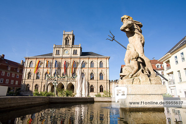 Neptunbrunnen und Rathaus auf dem Marktplatz von Weimar  Thüringen  Deutschland