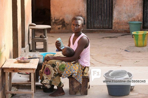 Frau füttern ihr Kind  Lome  Togo  Westafrika  Afrika