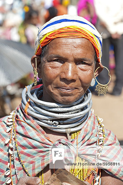 Lächeln Bonda Tribeswoman tragen Baumwolle Schal über traditionelle Wulst Kostüm  Perlen Kappe  große Ohrringe und Metall Halsketten  Rayagader  Orissa  Indien  Asien