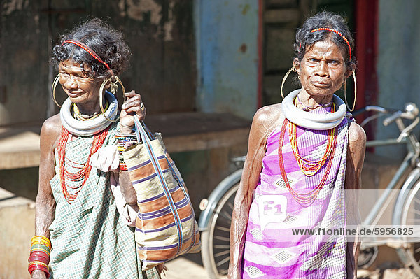 Zwei Gadaba Tribeswomen jeweils mit traditionellen Schmuck  die ihres Stammes  bei Bonda Stammes-Straßenmarkt  Rayagader  Orissa  Indien  Asien