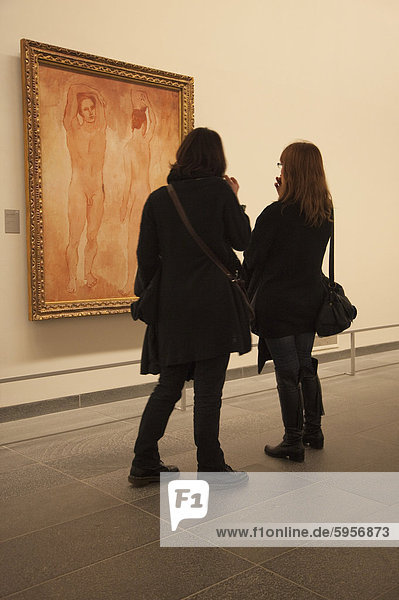 Zwei junge Damen bewundern ein Picasso Gemälde in der Galerie Orangerie  Paris  Frankreich  Europa