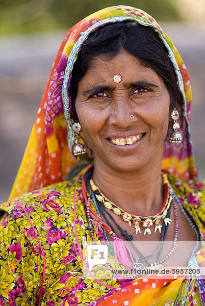 Porträt von lokalen Frau  Pushkar Lake  Rajasthan  Indien  Asien