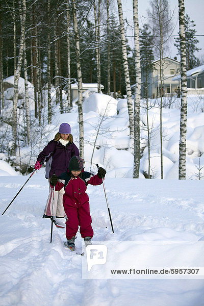 Junge Mädchen  5 und 10 Jahre alt  Langlaufen  Finnland  Skandinavien  Europa