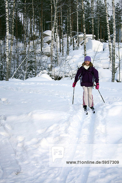 Zehn Jahre alten Mädchen Ski Langlauf  Finnland  Skandinavien  Europa