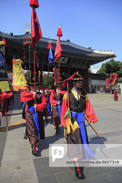 Ändern der Wachen  Deoksugung Palast (Palast tugendhafter Langlebigkeit)  Seoul  Südkorea  Asien
