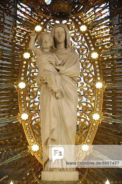 Jungfrau und Kind Skulptur in Basilika Fourviere  Lyon  Rhone  Frankreich  Europa