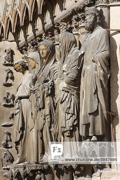 Statuen der Angel der Verkündigung und Virgin Mary  Mary und Elizabeth  Davids und Salomos an der Westfront des Kathedrale von Reims  Reims  Marne  Frankreich  Europa