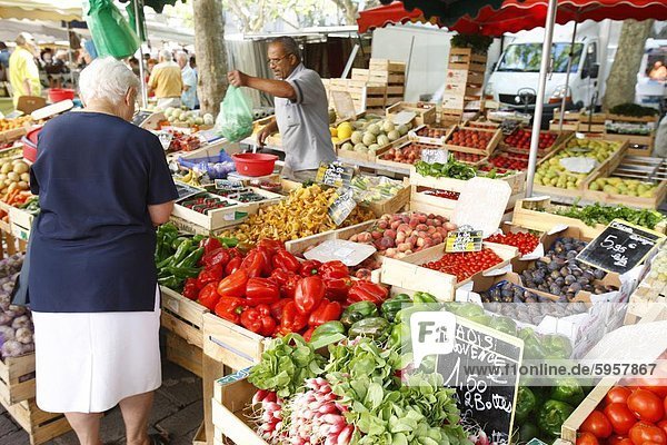 Markt in Uzes  Gard  Languedoc  Frankreich  Europa
