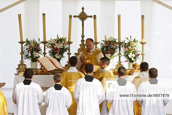 Mgr Bernard Fellay  Leiter des Saint Pie X Brüderlichkeit  feiert Masse bei einer traditionellen katholischen Pilgerfahrt Villepreux  Yvelines  Frankreich  Europa