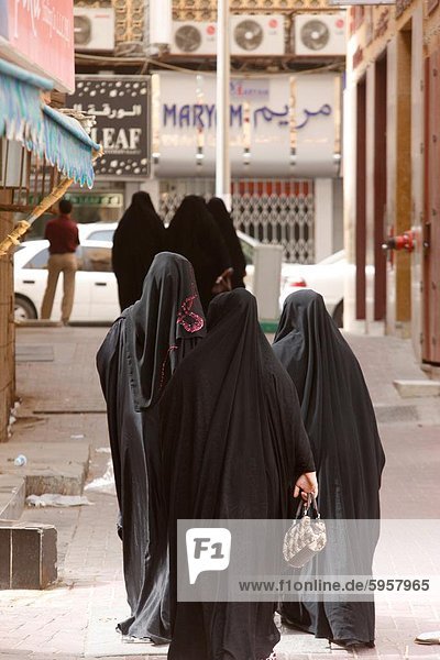 Muslimische Frauen tragen Abayas  Dubai  Vereinigte Arabische Emirate  Naher Osten