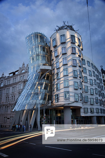 Dancing House (Fred und Ginger-Gebäude)  von Frank Gehry gebaut 1996  in der Abenddämmerung  Prag  Tschechische Republik  Europa