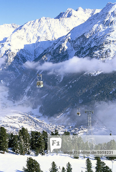 Gondeln erhebt sich über dem Dorf von insgesamt in Tirol Alpen  Tirol  Österreich  Europa