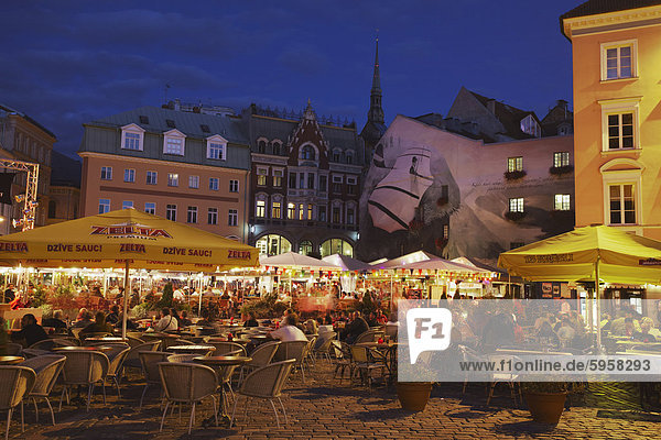 Outdoor cafes in Dome Cathedral Square at dusk  Riga  Latvia  Baltic States  Europe