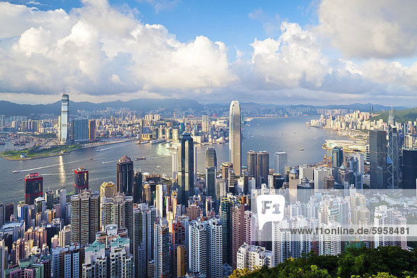 Skyline der Stadt und den Victoria Harbour gesehen vom Victoria Peak  Hong Kong  China  Asien
