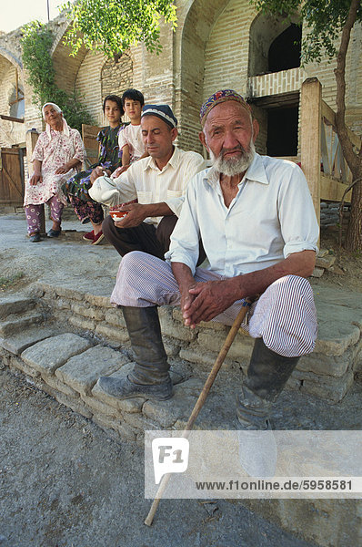 Alten usbekischen Hausmeister und Familie  Chor Bakr  in der Nähe von Bukhara  Uzbekistan  Zentral-Asien  Asien