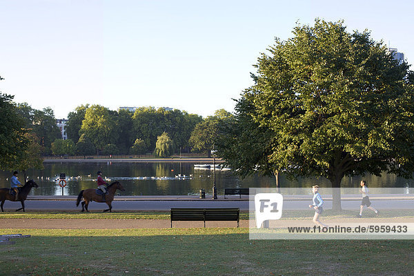 Reiter und Jogger  Serpentine Teich  Hyde Park  London  England  Vereinigtes Königreich  Europa