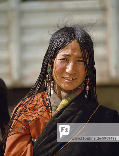 Frau mit fein geflochtenen Haaren  in Barhor  Lhasa  Tibet  China  Asien