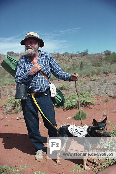 Die letzten Swagman  Drew Kettle  und sein Hund Laddie  in Australien  Pazifik