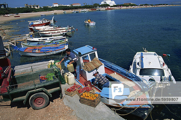 Kisten Tomaten und Orangen auf Kai als Versorgungsboot gerade entladen in Scala  Agistri  Saronische Inseln  griechische Inseln  Griechenland  Europa