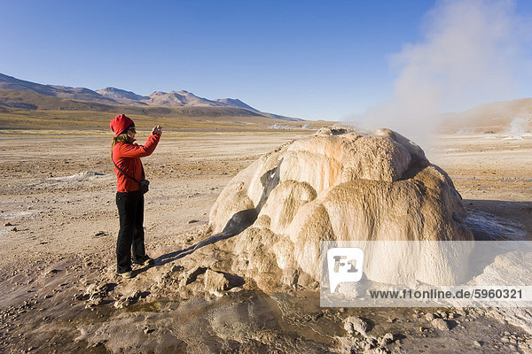 El Tatio Geysire  4300m ü. m.  El Tatio ist die weltweit höchste Geysir-Feld  das Gebiet ist umgeben von Vulkanen und gespeist durch 64 Geysiren  Atacama-Wüste  Norte Grande  Chile  Südamerika