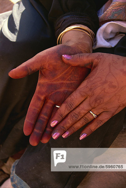Frau die Hände mit Henna-Farbe  Wadi Rum  Jordanien  Naher Osten