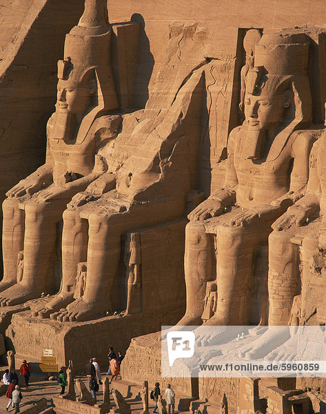 Luftaufnahme über die Kolosse von Ramses II  Tempel der Re-Herakhte  gebaut für Ramses II  auch bekannt als die Sonne oder große Tempel von Ramses II  Abu Simbel  UNESCO Weltkulturerbe  Nubien  Ägypten  Nordafrika  Afrika