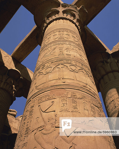 Nahaufnahme der Hieroglyphen auf einer steinernen Spalte in die große Hypostyle Halle  Tempel von Karnak  Theben  UNESCO Weltkulturerbe  Ägypten  Nordafrika  Afrika