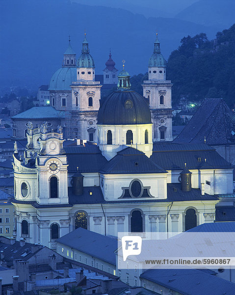 Kuppeln und Türme der Kirchen am Abend in der Stadt Salzburg  Österreich  Europa