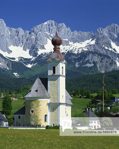 Kirche mit Zwiebelturm zu gehen  mit den Bergen hinter  in Tirol  Österreich  Europa