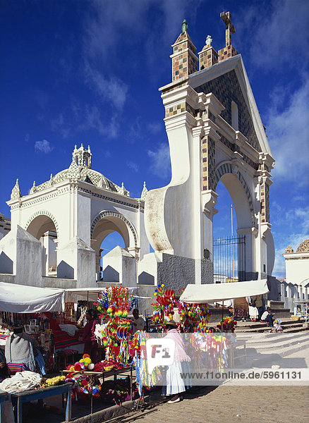 Marktstände vor dem Eingang zum Dom Copacabana Bolivien Südamerika